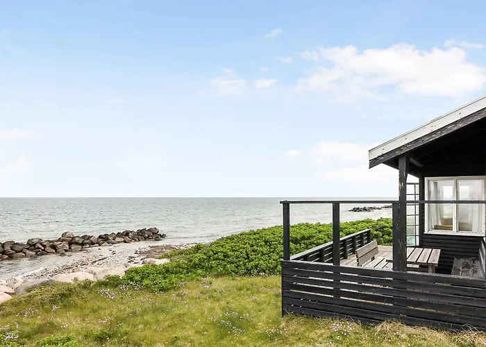 Welcoming Right Down To The Water Vakantiehuis